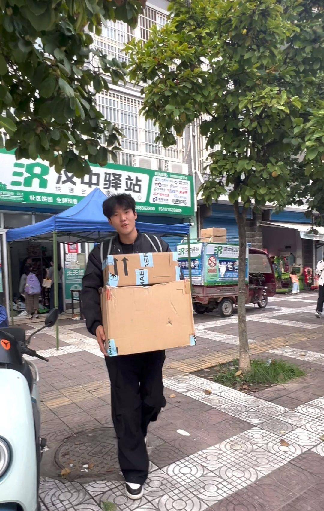 晒“妈妈牌”耐克书包男子已收到耐克礼物，当事人：有母子两人的运动装备，以及NBA球星詹姆斯的同款球衣