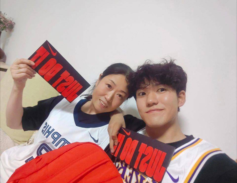 晒“妈妈牌”耐克书包男子已收到耐克礼物，当事人：有母子两人的运动装备，以及NBA球星詹姆斯的同款球衣