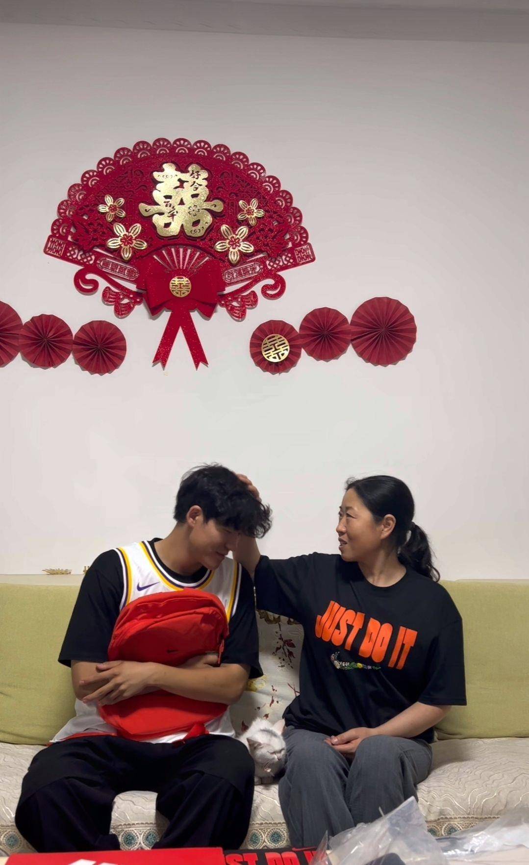 晒“妈妈牌”耐克书包男子已收到耐克礼物，当事人：有母子两人的运动装备，以及NBA球星詹姆斯的同款球衣