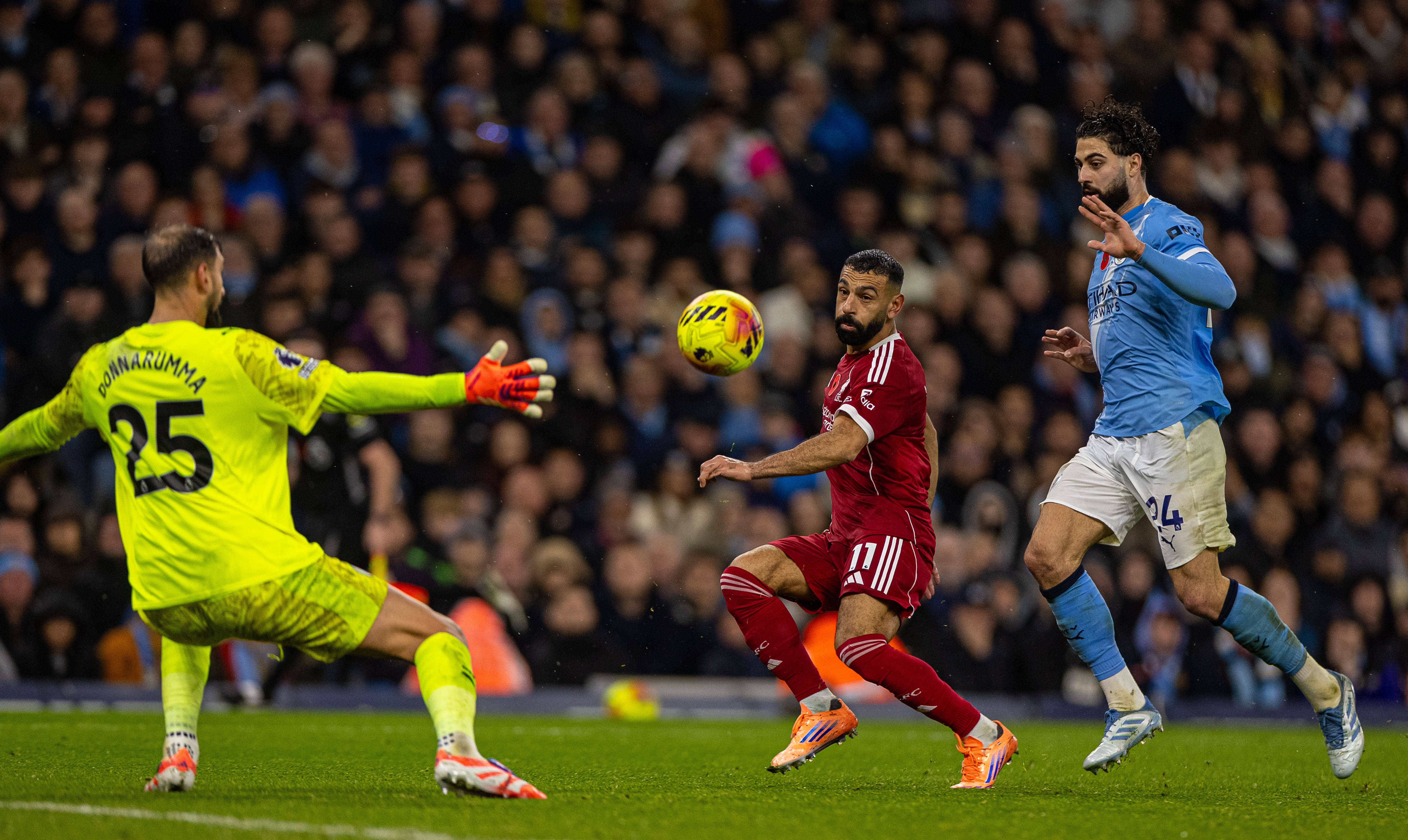 （体育）足球——英超：曼城胜利物浦