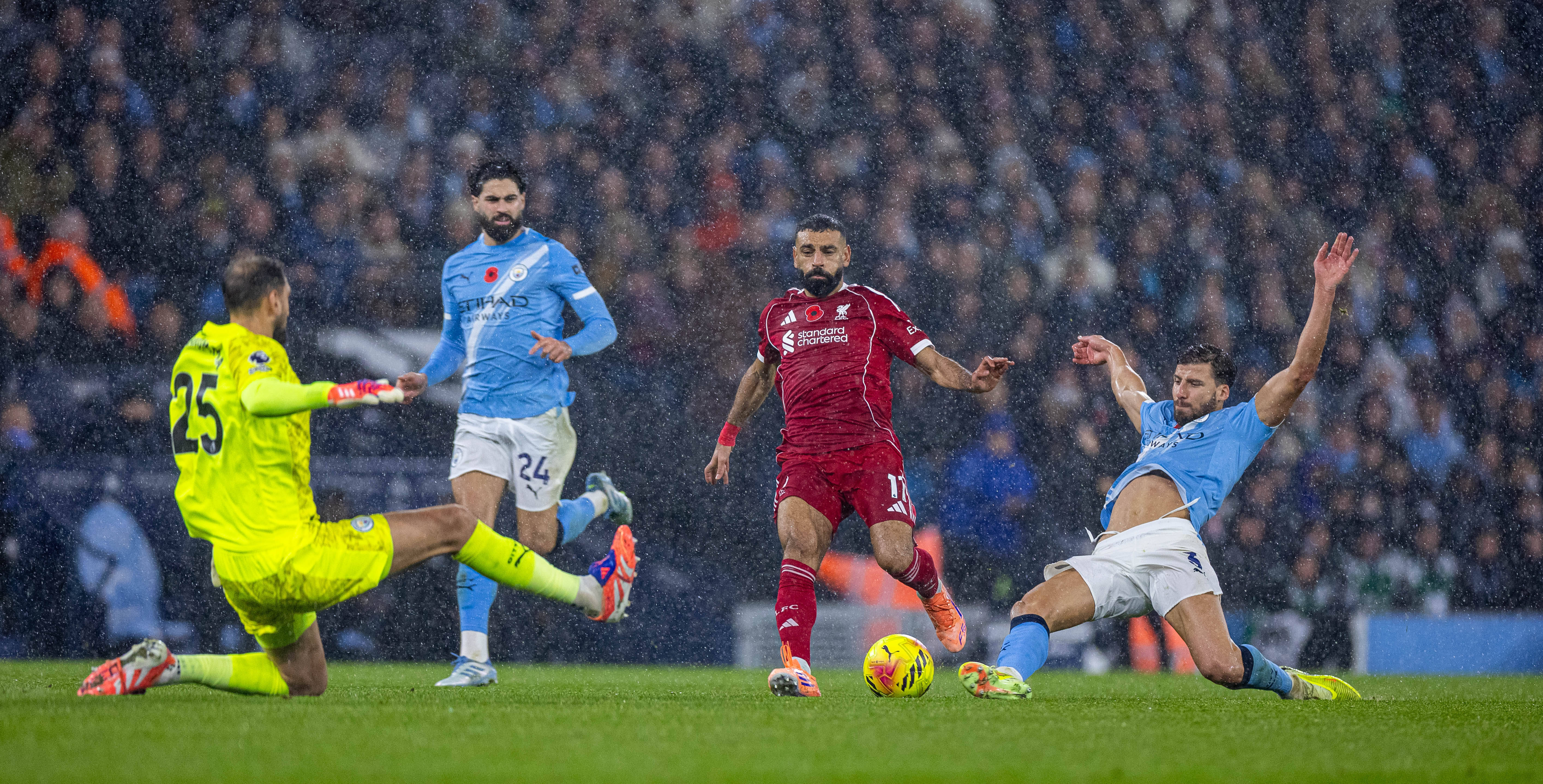 （体育）足球——英超：曼城胜利物浦