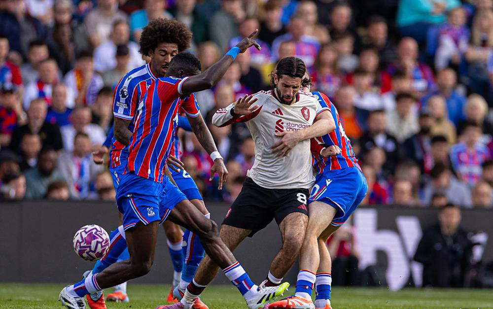 英超冠军争夺悬念增加，红军面临考验