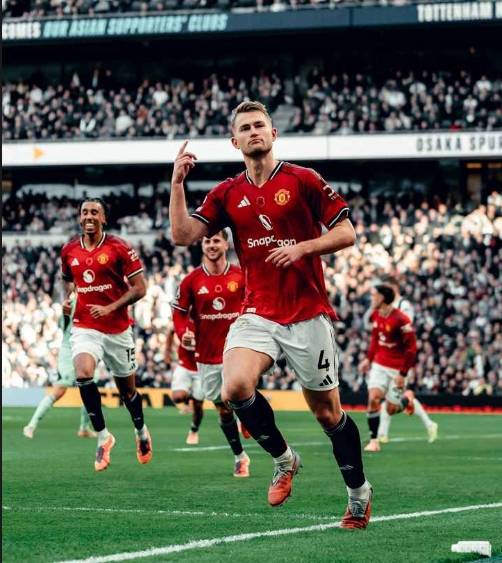 足坛狂欢一夜！欧冠7冠王3-2大逆转登顶意甲，红魔4-1大胜中资球队升第6