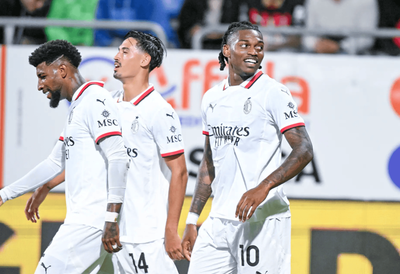 足坛狂欢一夜！欧冠7冠王3-2大逆转登顶意甲，红魔4-1大胜中资球队升第6