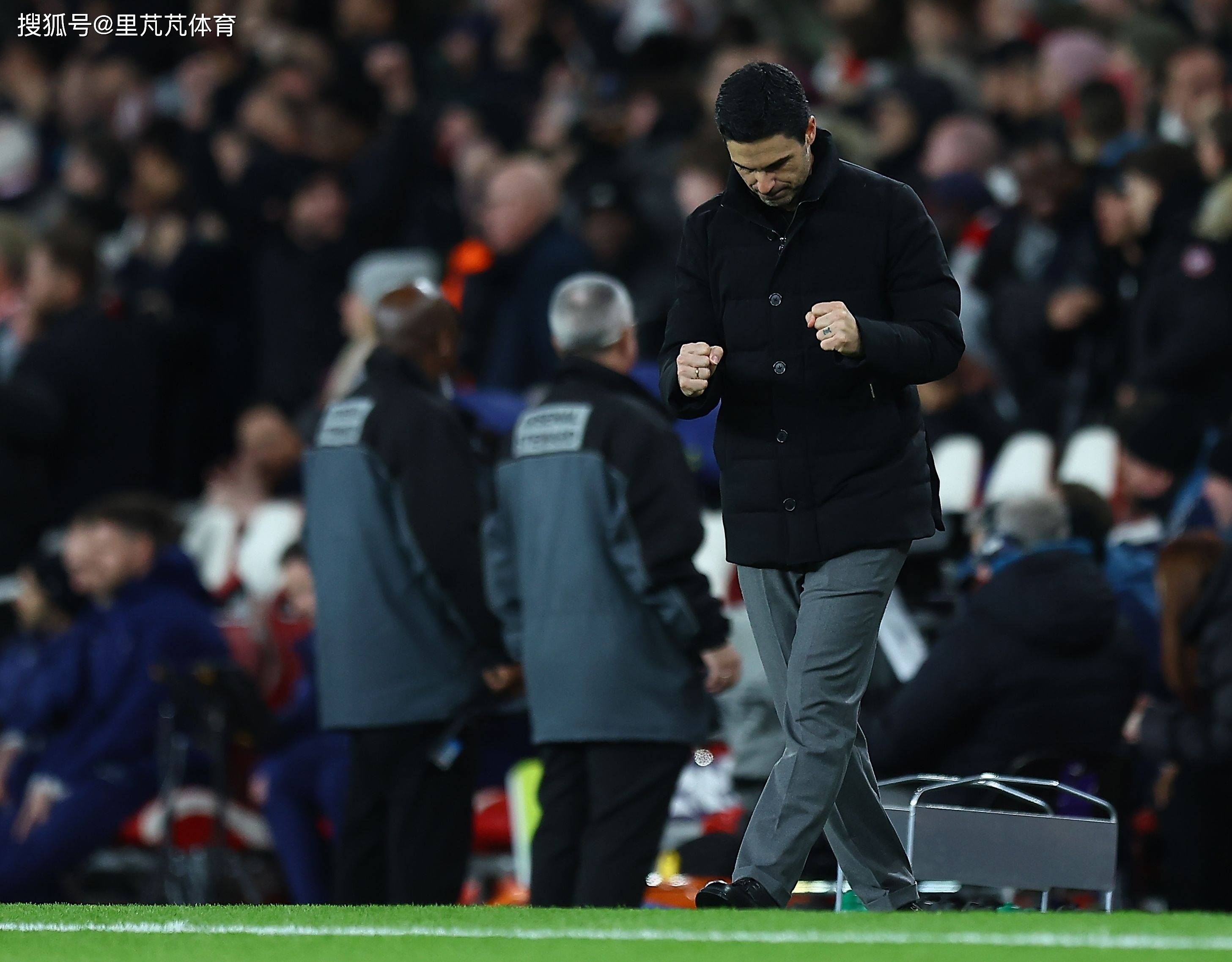 一日英超动向：阿森纳完胜劲敌继续占据第一，曼联切尔西只拿一分