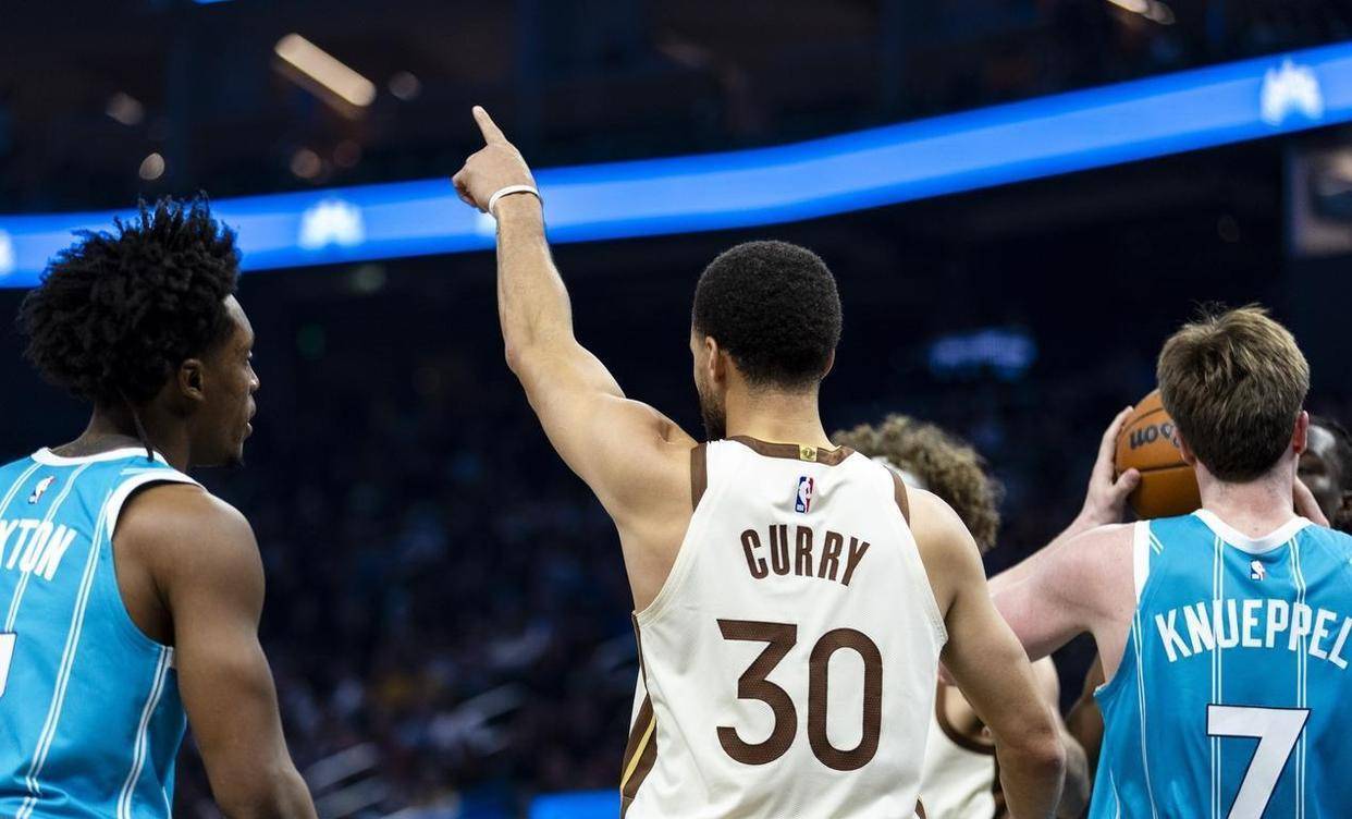 狂揽75分！勇士20分获胜，库里缔造NBA纪录，巴特勒忽然退场惹争议